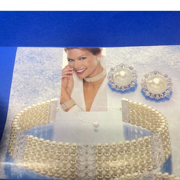 Vintage Avon Faux Pearl Choker, Bracelet and Earrings Set - Picture 4 of 5